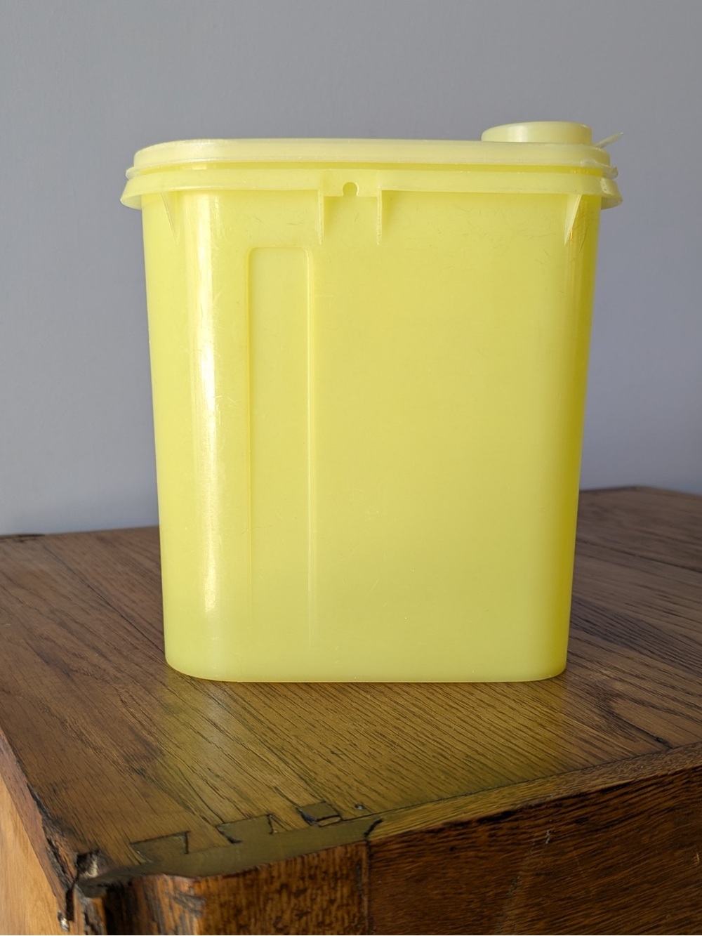 Vintage Tupperware 2 qt Beverage Buddy Store & Pour Pitcher 587 Container Yellow